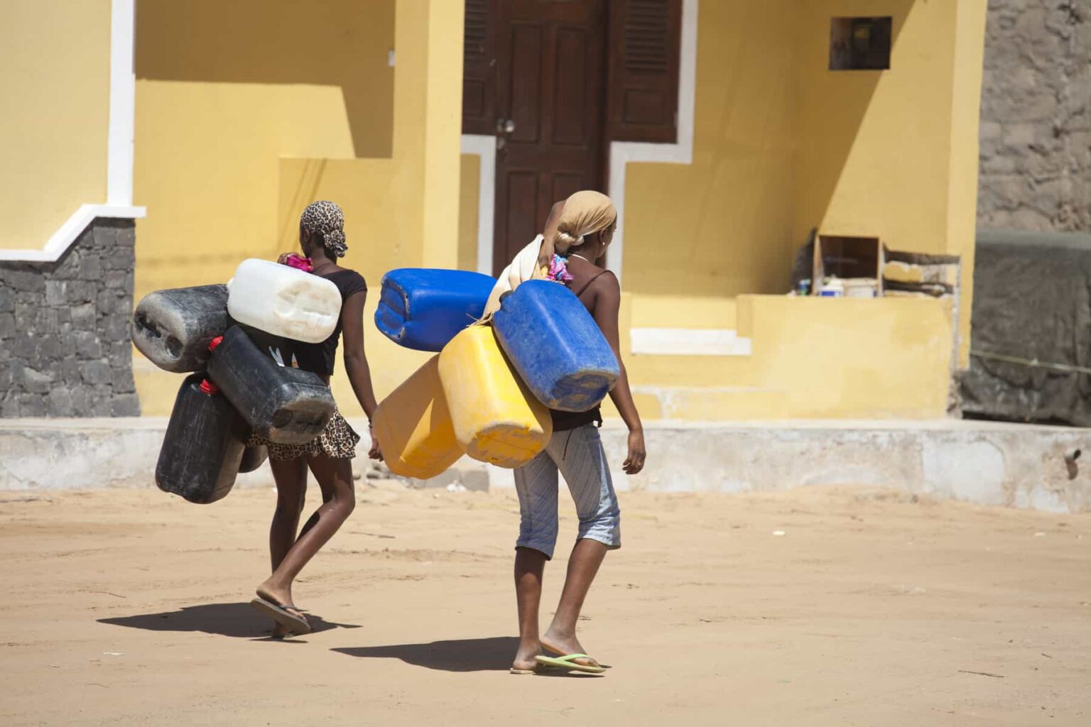 His bags by his servant to carry